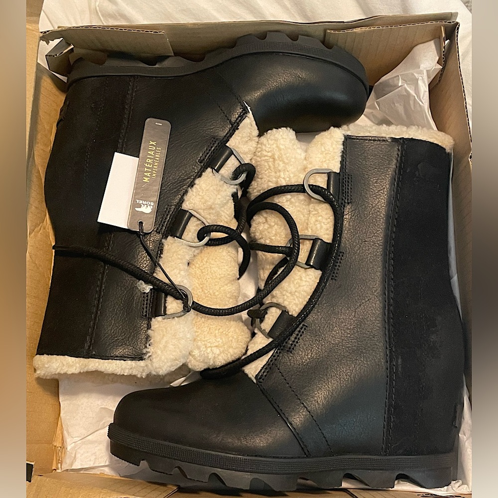 Sorel Black Joan of Arctic ll Wedge Shearling. NWT